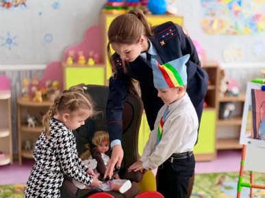 На Ставрополье автоинспекторы провели для дошкольников практический урок по безопасности