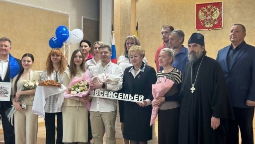 Впервые младенца в Кисловодске встретили в кокошнике и с караваем