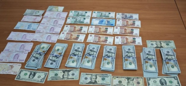 В Минводах прилетевшая из Стамбула россиянка уличена в контрабанде 32 тысяч долларов